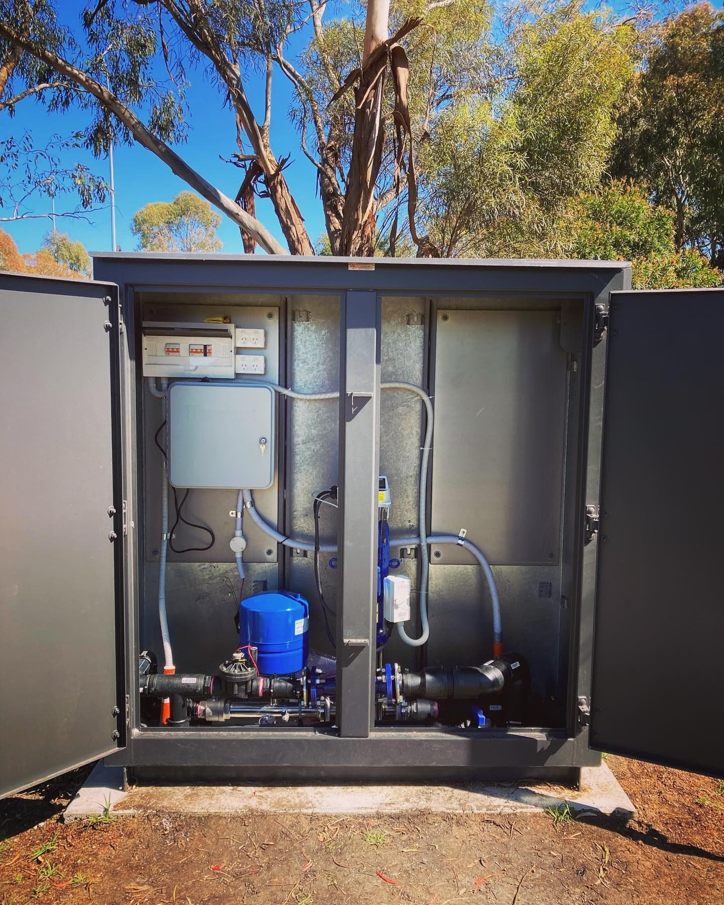 Secure external pump and control cabinet housing pump equipment and electrical switchgear