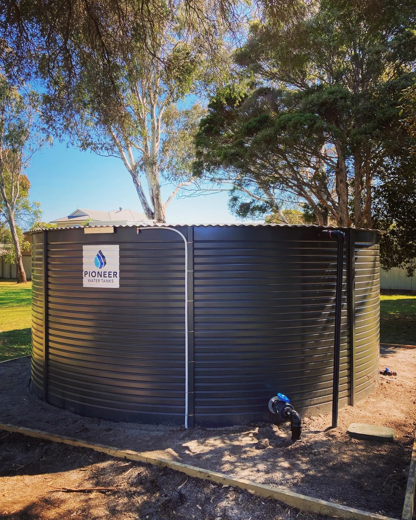 Large water-storage tank integrated with the irrigation network and connected supply pipework